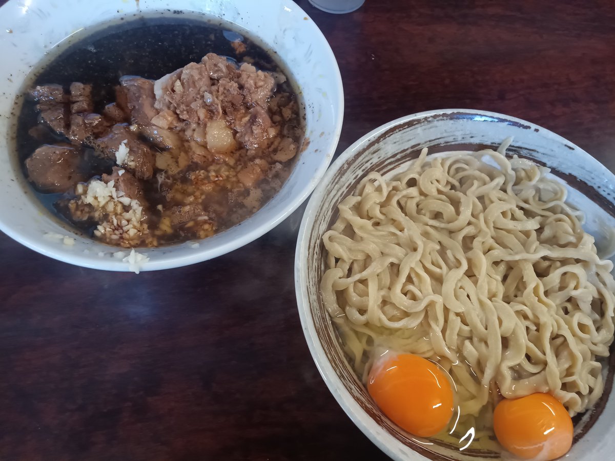 usamaru123623's tweet photo. ���ーメン二郎　めじろ台店

ぶた小ブラックつけ麺
生たまご×2

ファスロゲット
ぶた小(ぶた大)は自分が購入後売切の表示が

直系二郎大好きマンさんからの助言で念願のめじろ台店さんへ
ブラックつけ麺美味すぎて滅
麺を釜揚げにして麺に生たまご絡ませるのがポイント
限定解除希望

ご馳走様でした！ https://t.co/tP0rMGdYAO