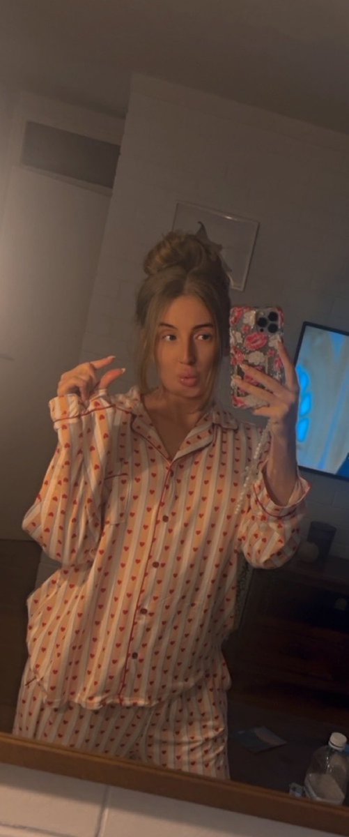 FindomAuswide's tweet photo. shrimpy cucks see @dominiaredxx do this and immediately start folding 🤏 https://t.co/wrXXdh1TTY