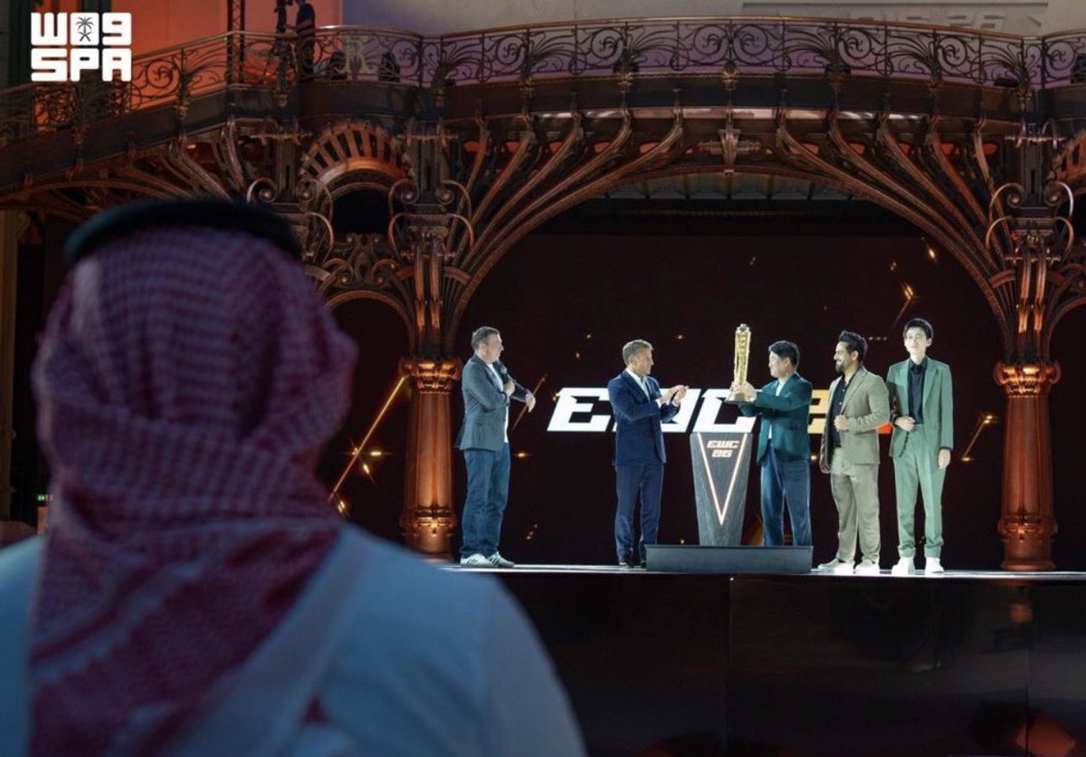 ALSALHAN's tweet photo. #كاس_العالم_للرياضات_الالكترونية 

حضور رفيع المستوى ورؤية ساطعة.. 

#ولي_العهد‌_بفرنسا_2026 

الأمير محمد بن سلمان في #باريس 
يؤكد مجدداً أن الدبلوماسية السعودية الفاعلة 
هي ركيزة أساسية في بناء الجسور الاقتصادية.

"من الرياض إلى باريس.. تتواصل مسيرة البناء والتطوير والتعاون المشترك، لتؤكد زيارة 
ولي العهد أن المملكة شركاء فاعلون في صناعة الغد في مجالات الاستثمار، والتقنية، والرياضات العالمية"

عضو مجلس الاعمال السعودي الفرنسي 🇫🇷 🇸🇦
أ. بدر بن ناصر الصلحان