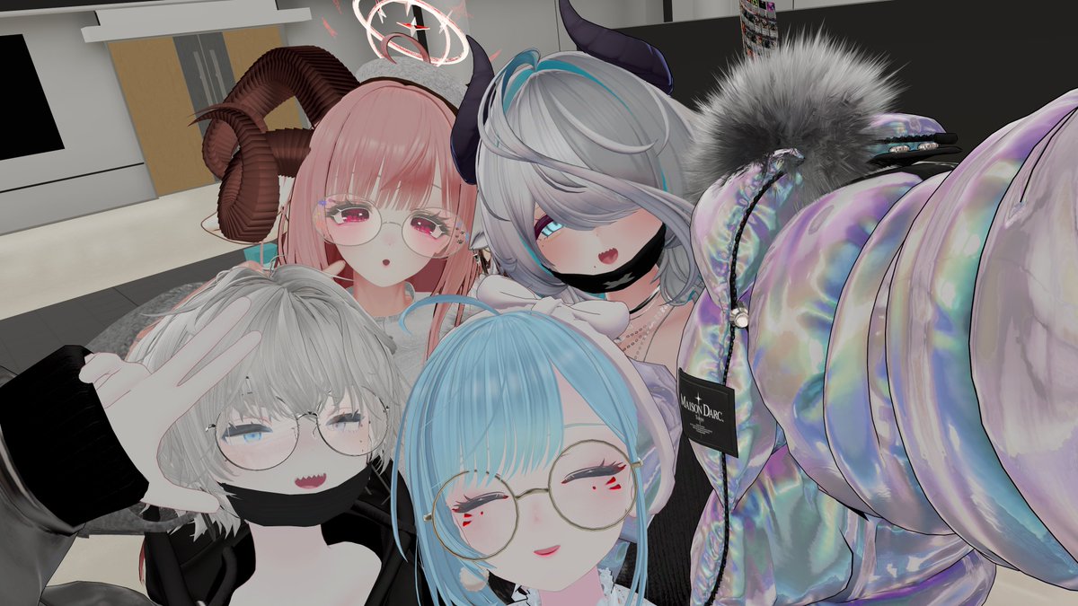 Punint_VRC's tweet photo. 勝負には負けたけど良いお写真撮れた〜！！
でっかいマヌカちゃんです、ぶいぶい https://t.co/m36A9f571P