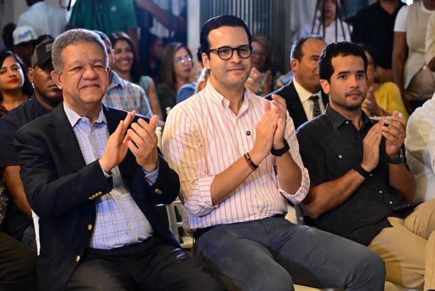 rafaelpazRD's tweet photo. Hoy, junto a nuestro líder, el doctor Leonel Fernández, y al senador Omar Fernández, dimos la bienvenida a la doctora María Teresa Paulino y a un gran equipo de hombres y mujeres de la capital y de todo el país que han decidido sumarse a la Fuerza del Pueblo.

Seguimos creciendo, sumando voluntades y construyendo la fuerza que llevará al país hacia un nuevo rumbo.

Avanzamos hacia un gran triunfo en 2028.

@LeonelFernandez 
@FPcomunica 
@OmarLFernandez 
@radhamesjimenez 
@antonioflorian_