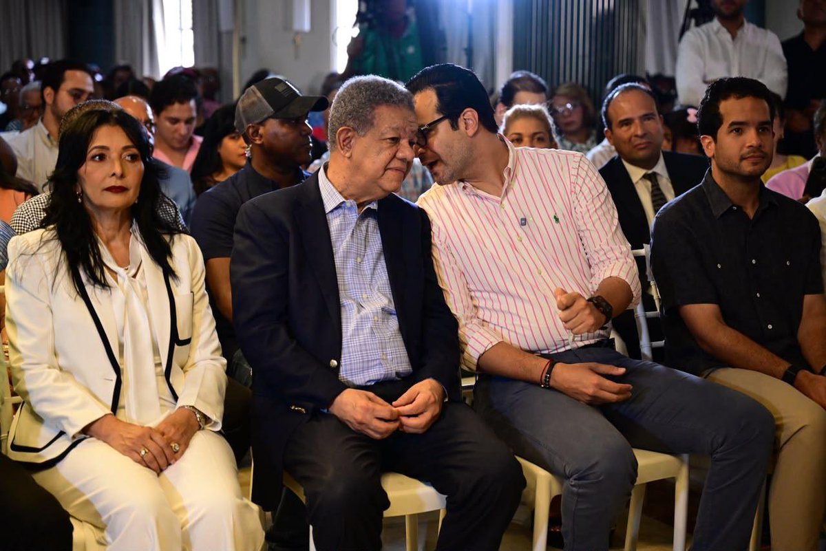 rafaelpazRD's tweet photo. Hoy, junto a nuestro líder, el doctor Leonel Fernández, y al senador Omar Fernández, dimos la bienvenida a la doctora María Teresa Paulino y a un gran equipo de hombres y mujeres de la capital y de todo el país que han decidido sumarse a la Fuerza del Pueblo.

Seguimos creciendo, sumando voluntades y construyendo la fuerza que llevará al país hacia un nuevo rumbo.

Avanzamos hacia un gran triunfo en 2028.

@LeonelFernandez 
@FPcomunica 
@OmarLFernandez 
@radhamesjimenez 
@antonioflorian_