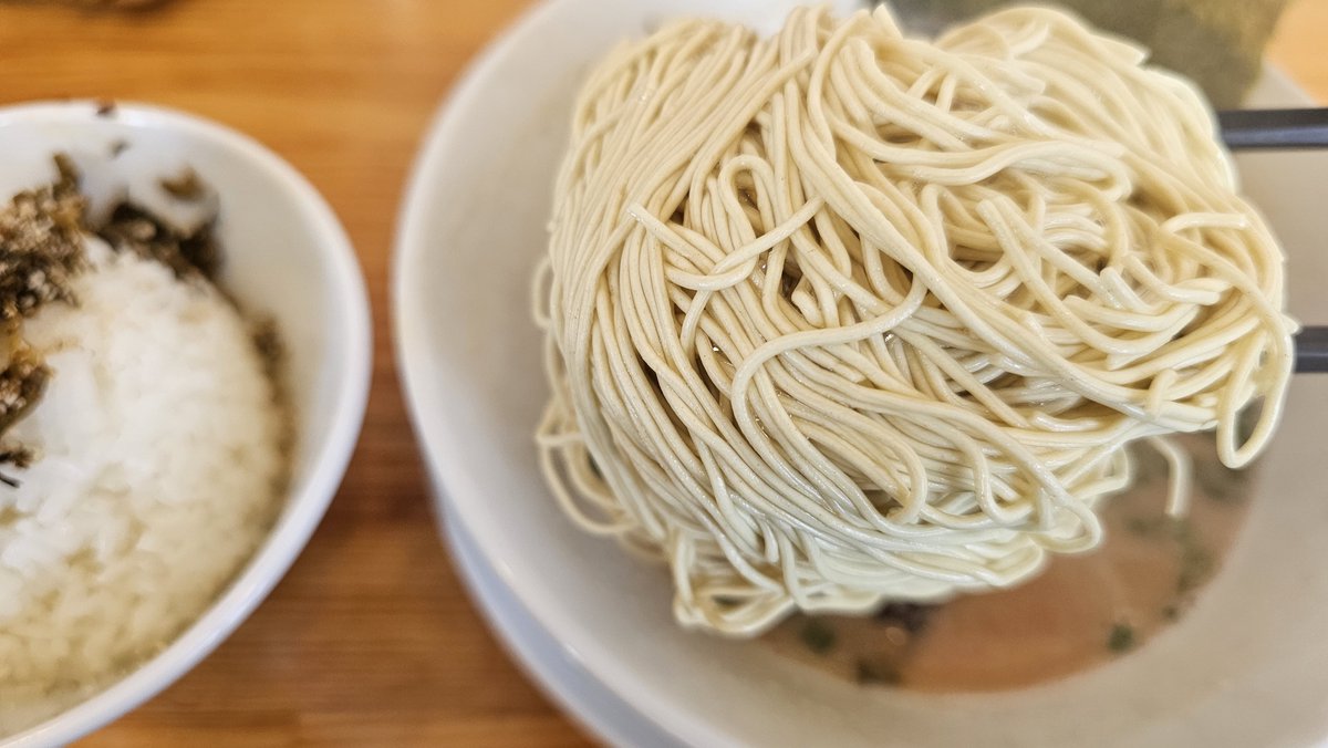 arisaka1127's tweet photo. 久しぶりに豚骨ラーメン44へ🧏‍♂️
替え玉とご飯がセットになってる満腹セット(ハリガネ)💡
バツンバツンと歯切れの良い豚骨に合う麺も最高に旨い😋
お行儀悪いとわかってはいるけど、ゴメン…
最後はご飯ドボンがやめられないw
これでお肌プルプルよ✨
激辛高菜と紅生姜も入れて完マクごち💯 https://t.co/kuyjJLp9ob