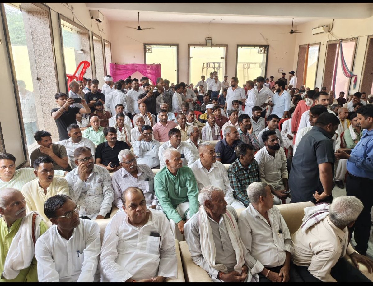 OmveerYadavINC's tweet photo. आज आगरा की विधानसभा फतेहपुर सीकरी में संगठन सृजन अभियान का आख़िरी दिन रहा वहाँ पर उपस्थित कार्यकर्ताओं और पदाधिकारियों से ऑब्जर्वर भरतपुर सांसद श्रीमती @IncSanjanajatav जी ने संगठन की मजबूती पर सभी से गहन चर्चा की । https://t.co/lXSdQnEPHr