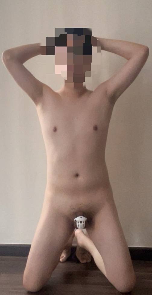 Longerzz1's tweet photo. Kneeling. Locked. Exactly where he belongs https://t.co/b1RrSRFfhP