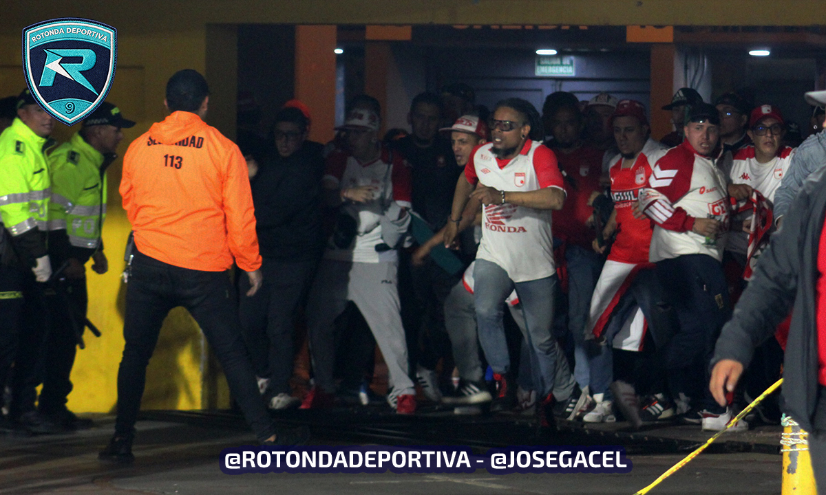 RotondaDepor's tweet photo. POV: Estoy en un partido de fútbol que termina convertido en una batalla campal. Estas fueron algunas de las imágenes que capturé con mi cámara durante los disturbios en el partido entre Independiente Santa Fe y América de Cali.

Más en: https://t.co/Df3ZC7uc16 https://t.co/IVep57onv7