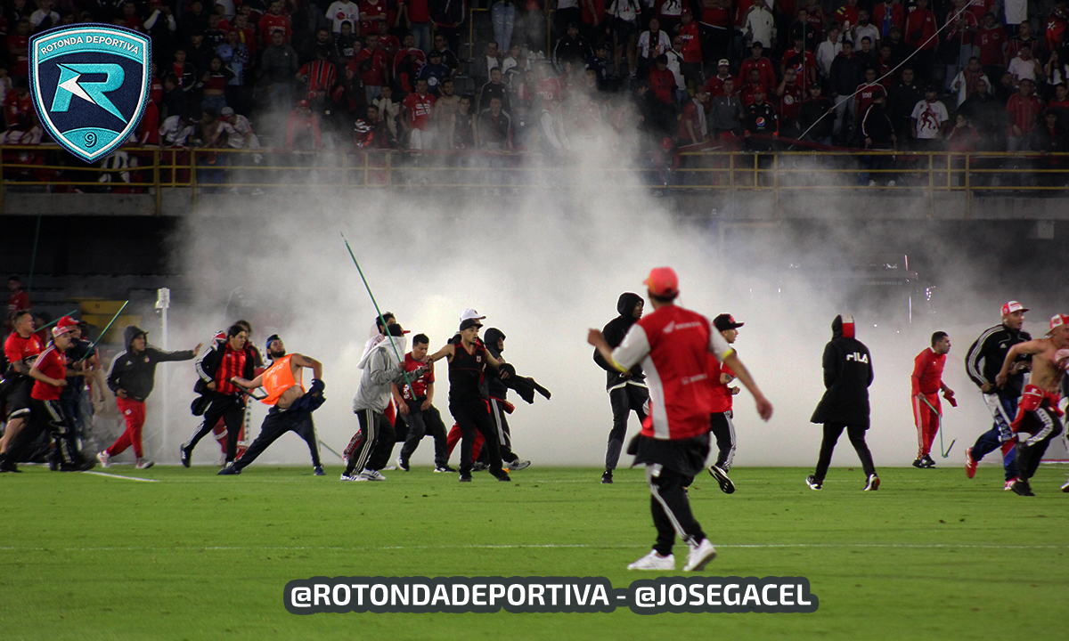 RotondaDepor's tweet photo. POV: Estoy en un partido de fútbol que termina convertido en una batalla campal. Estas fueron algunas de las imágenes que capturé con mi cámara durante los disturbios en el partido entre Independiente Santa Fe y América de Cali.

Más en: https://t.co/Df3ZC7uc16 https://t.co/IVep57onv7