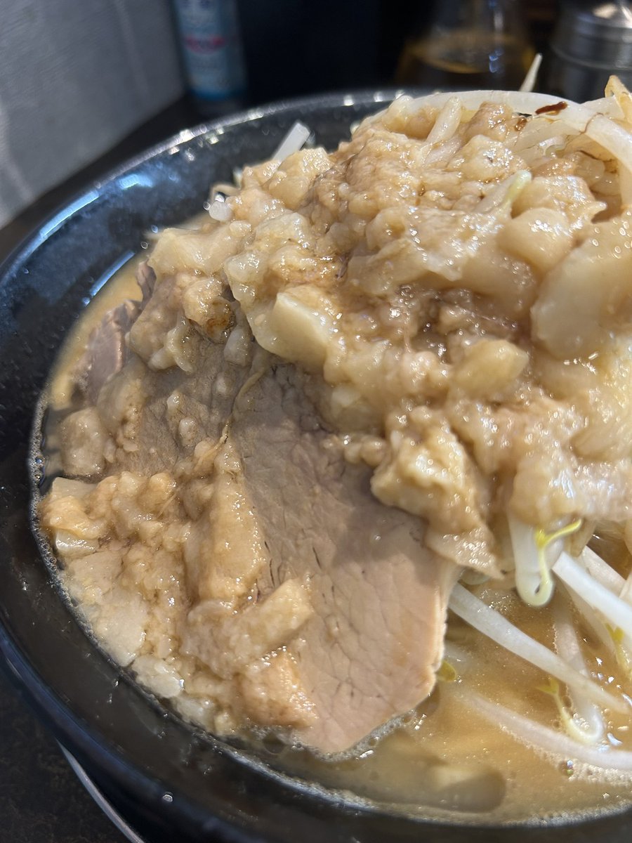 o_keiy's tweet photo. 豚そば 金龍🍜#ガッツリ系
📍静岡県掛川市逆川
▷ 豚そば大

定期的に欲する
中毒性のあるこの豚そば(　ﾟдﾟ)
ヤサイアブラマシニンニクスクナメ
アブラとヤサイ✨スープと太麺��
んーーー( ˘꒳˘  )最高に旨い✨

ご馳走様でした。 https://t.co/ah9eYt1g5M