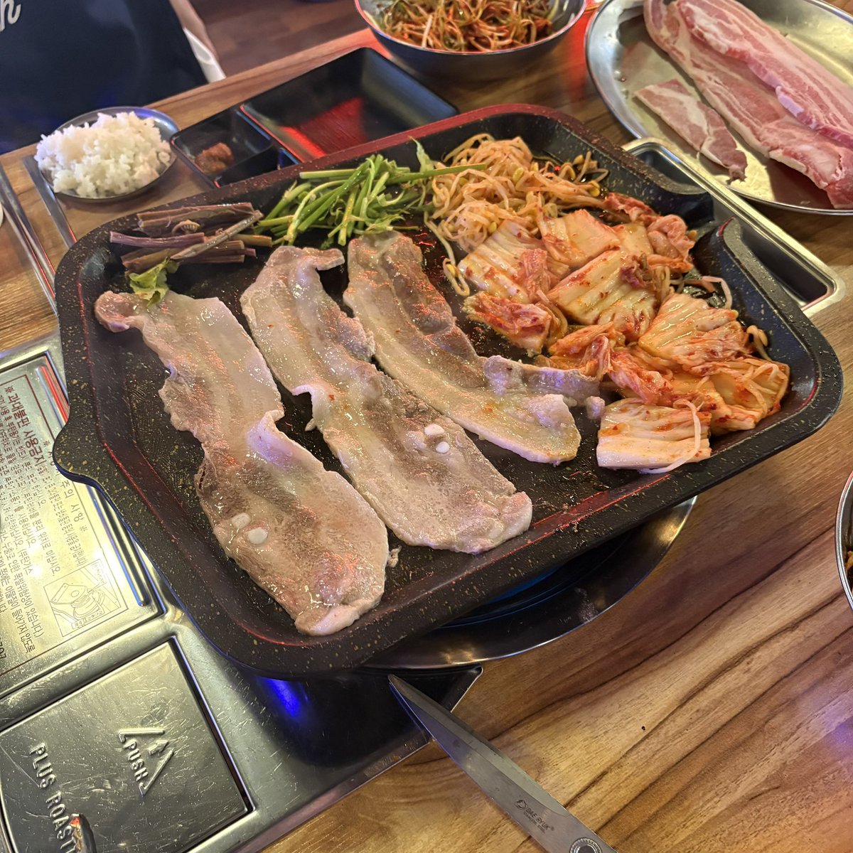 imnotariver's tweet photo. 알코올은 싫지만 주면 마실 수 밖에 https://t.co/d2j9e7az2v