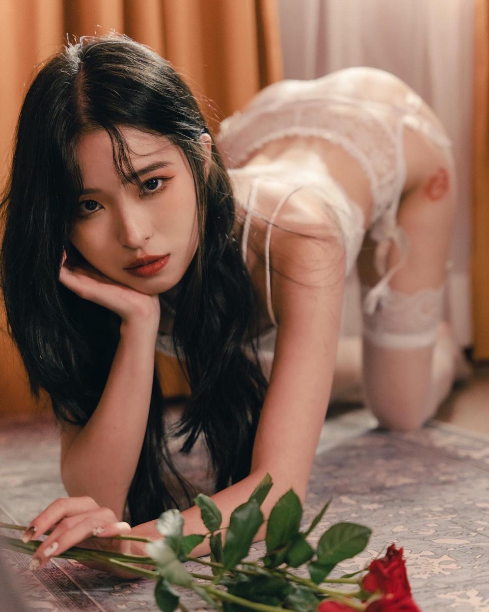 DorcasMcleiyf's tweet photo. なんとなく期待してしまう自分に少し呆れる。触れられない距離感って、妙に鋭くて weird だ�� https://t.co/Ku7077jTuQ