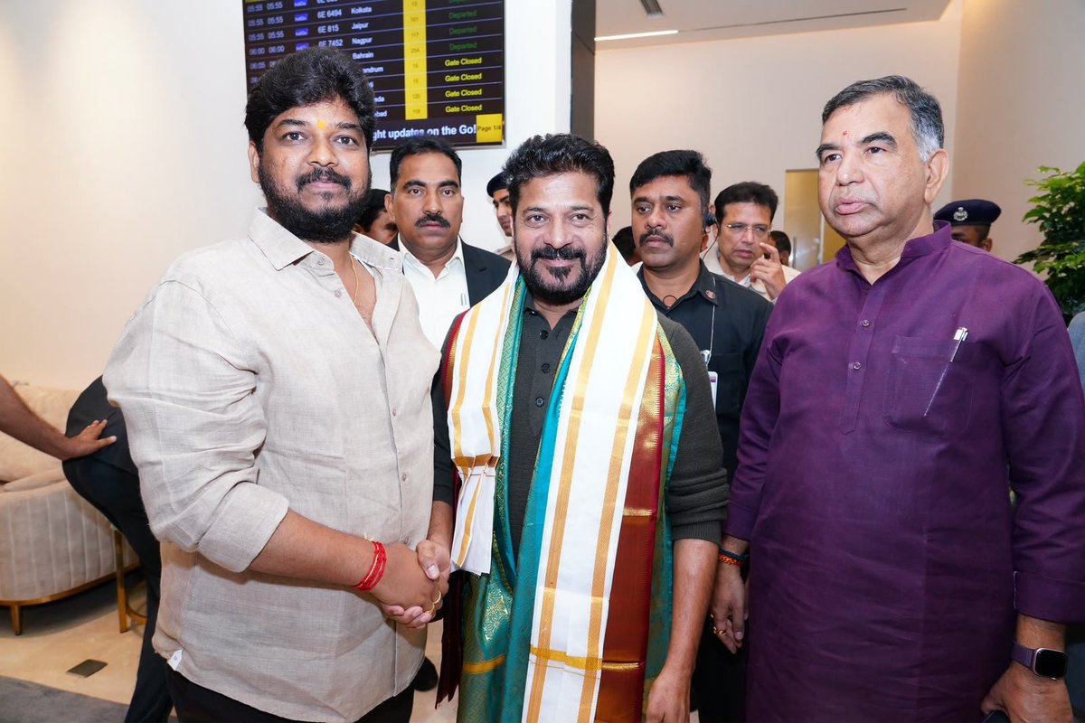 Congress4TS's tweet photo. శంషాబాద్ ఎయిర్ పోర్టు లో...
ముఖ్యమంత్రి రేవంత్ రెడ్డి గారికి స్వాగతం పలికిన కాంగ్రెస్ నాయకులు

#RevanthReddy #Telangana https://t.co/tr6oKsDseO