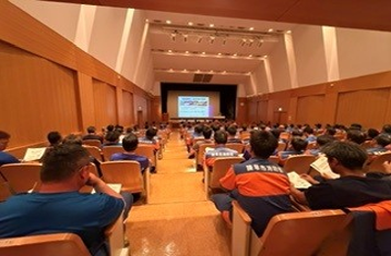FDMA_SYOBODAN's tweet photo. ＃消防団 の入団促進、充実強化や活性化の方策について豊富な知識・経験をもつ消防団等充実強化アドバイザーを各地に派遣❗
７/12 ＃長崎県諫早市 でアドバイザーの太田和弘様から大規模災害時の ＃機能別消防団員 の効率的な運用や ＃避難所運営支援  ＃避難誘導 などの活動体制について講演いただきました🎤