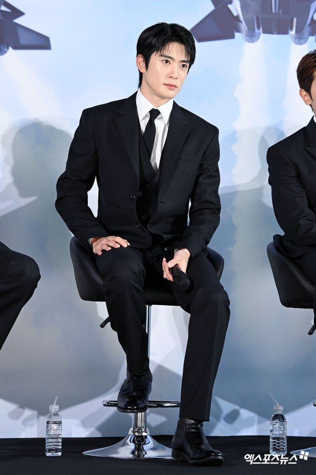 yunotized's tweet photo. jaehyun looks so stunning in a suit... https://t.co/M1BfunR3oD