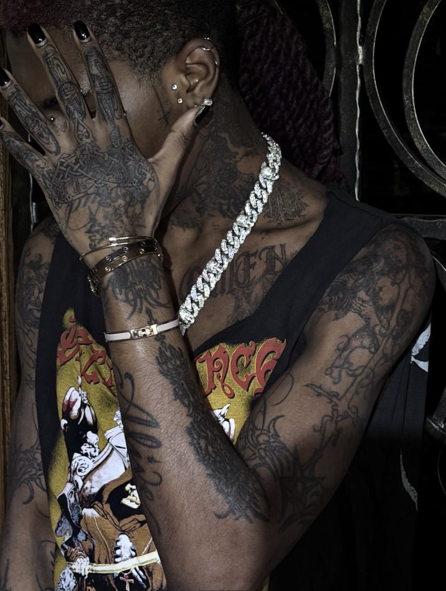DBL0ARCHIVE's tweet photo. Destroy Lonely shows off his new tattoos 🖊️ https://t.co/nnEIMuaOrY