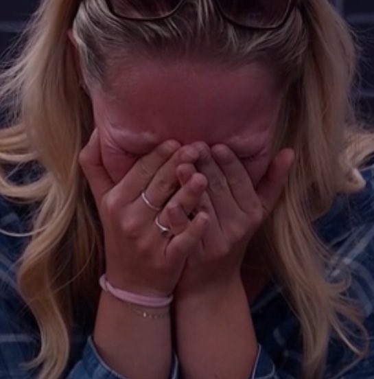 bbfeedsandreads's tweet photo. Don’t trust the icons #bb28 https://t.co/xqXQgEeYva