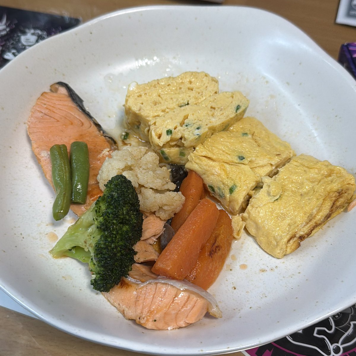 okuyan21's tweet photo. お昼は銀鮭とだし巻き���
銀鮭少し崩れ��ゃったけどまぁヨシ。

#おうちごはん #おっさんの目分量シリーズ https://t.co/DBUT5i6csY