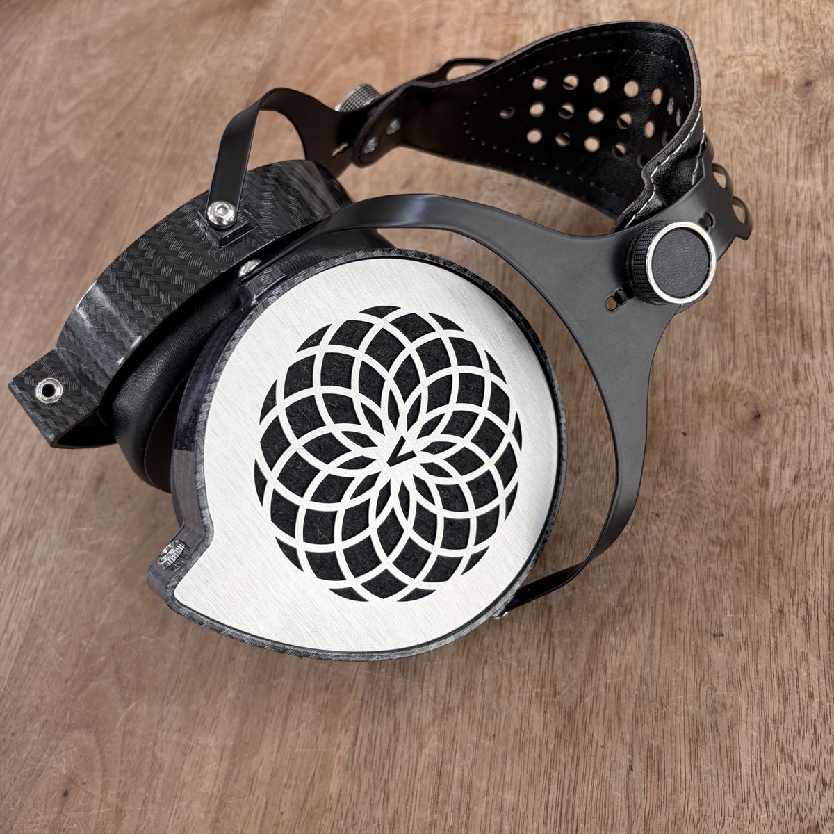 PFA2011's tweet photo. ウクライナから荷物が…📦
中身はVerum Audio の Verum 1 Carbon
🎧
16日間で無事届きました。

音質のインプレッションはまた後日❗️ https://t.co/jRW6dH5fFG