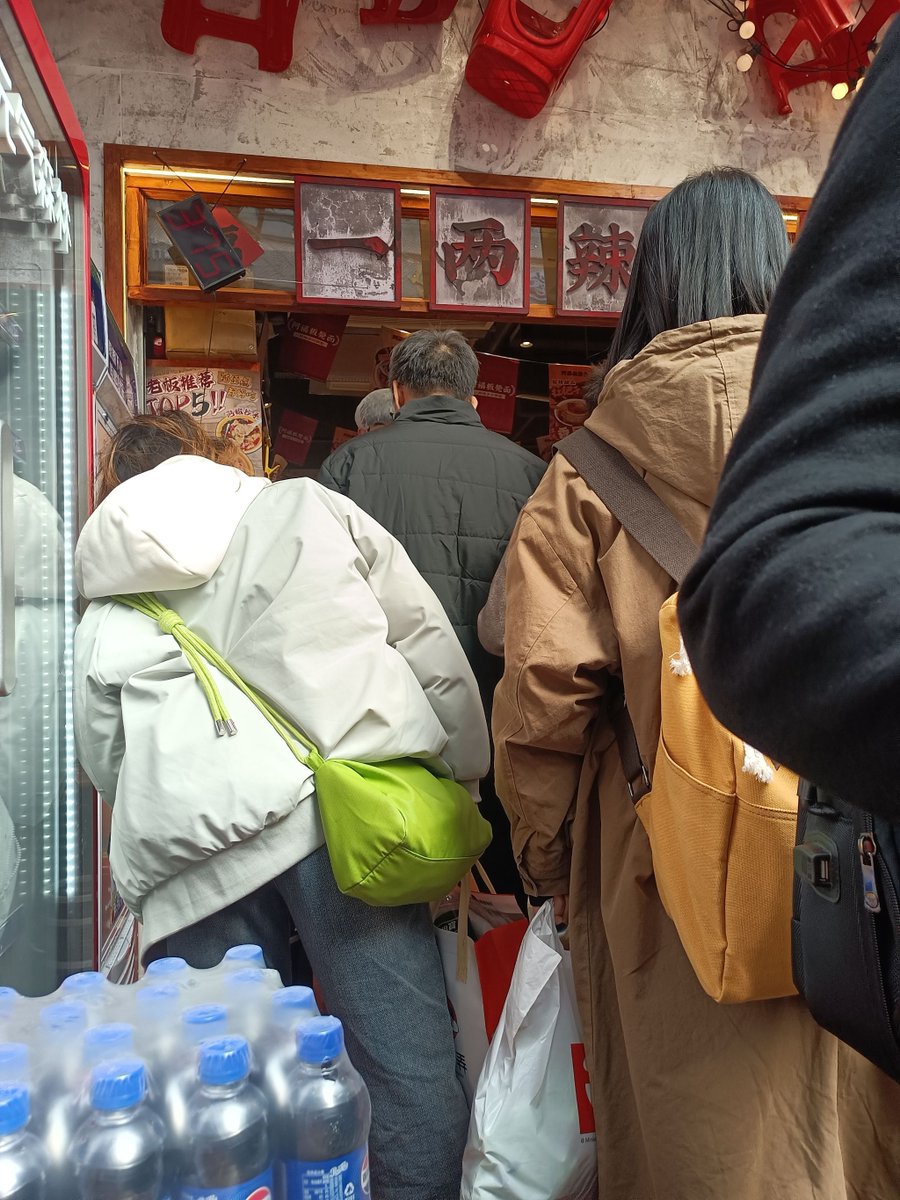 Busezdmrx's tweet photo. A stranger helped me carry my heavy groceries when my arms were full and my hands were shaking. Small kindness that made my whole day. https://t.co/OnAGsDfm96