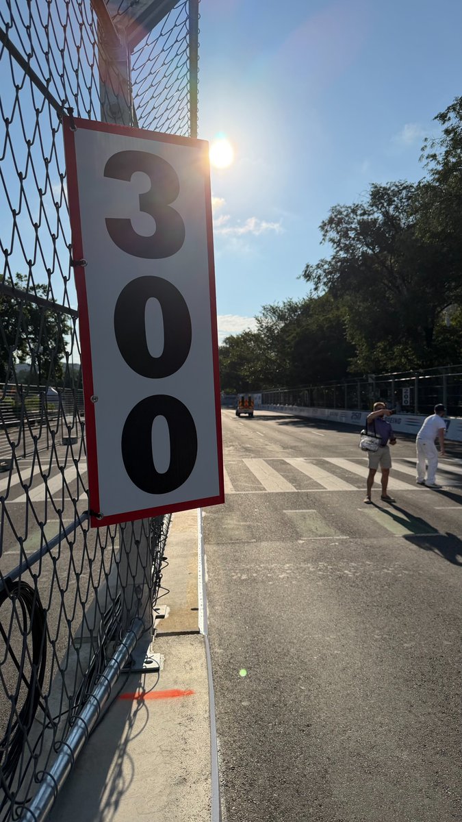 DefenseBaron's tweet photo. Just a very typical DC day: defense contractors, AI purveyors, a presidential motorcade, and traffic jams. 

Had a lot of fun with old and new friends, talking about dual-use tech, standing for color guards, wearing earplugs as Black Hawks buzz the field. Just like old times. https://t.co/kGQQEtbT0S