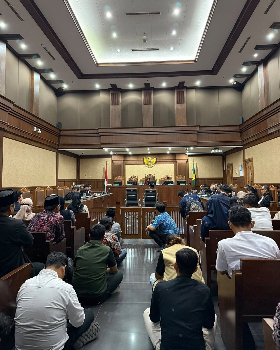 Stakof's tweet photo. Kasus Gus Yaqut sering dibicarakan seolah semua peristiwanya terjadi pada 2024. Surat dakwaan justru mencakup kurun 2022 sampai 2024. Di dalamnya, penyelenggaraan haji 2023 dan 2024 punya angka serta tuduhan yang berbeda.

Pada 2023, Indonesia mendapat tambahan 8.000 kuota. Sebanyak 7.360 masuk jalur reguler dan 640 masuk jalur khusus. Pembagiannya tetap 92:8.

Setahun kemudian, Indonesia mendapat tambahan 20.000 kuota. Kementerian Agama membaginya menjadi 10.000 reguler dan 10.000 khusus. Skema 50:50 inilah yang kemudian dipersoalkan KPK.

Pembedaan tahun tersebut menentukan cara kita membaca tuduhan uang.

Dakwaan menyebut Gus Yaqut menerima USD271.500 dari pembagian fee percepatan haji 2023. Pada bagian yang merinci penerima fee 2024, namanya tidak tercantum.

Jaksa tentu boleh menyusun peristiwa beberapa tahun sebagai satu perkara. Namun setiap bagian tetap membutuhkan hubungan yang jelas. Penerimaan USD271.500 pada 2023 harus dibuktikan sebagai peristiwa tersendiri. Keputusan 50:50 pada 2024 juga harus diuji dari proses, tujuan, dan dasar kebijakannya.

Selama ini dua rangkaian itu kerap dilebur dalam percakapan publik. Akibatnya, orang mudah mengira fee yang dituduhkan kepada Yaqut berasal dari 10.000 kuota khusus pada 2024. Dakwaan sendiri menempatkan nominal tersebut pada penyelenggaraan 2023, saat pembagian kuota tambahannya masih 92:8.

Jadi pertanyaannya cukup terang: bagaimana tuduhan penerimaan uang pada 2023 membuktikan niat di balik kebijakan 50:50 setahun kemudian?

Jaksa perlu menunjukkan hubungan itu di persidangan. Tanpa urutan waktu yang rapi, angka dari dua tahun berbeda hanya akan menghasilkan kesimpulan yang keliru.