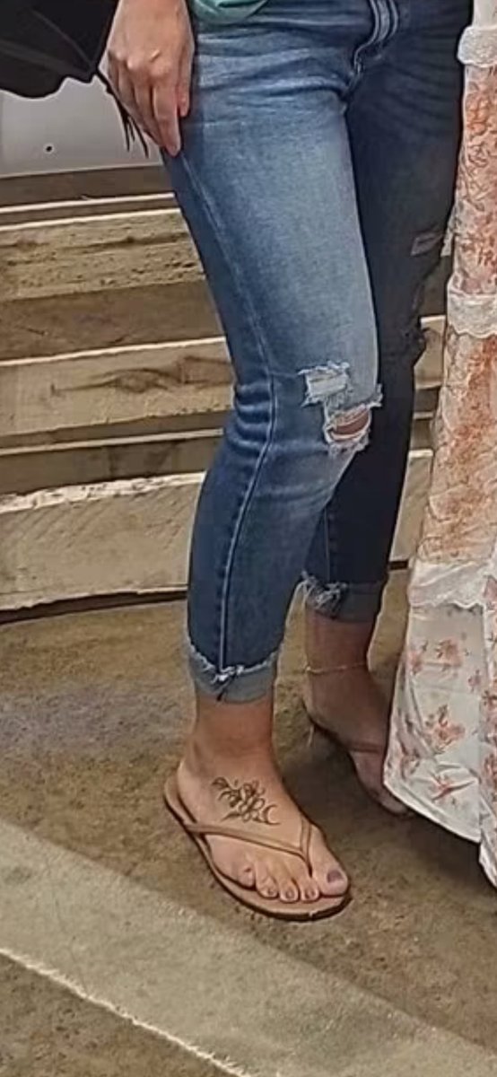 DnBCollecting's tweet photo. I want to smell them all so much. They have to smell amazing after a hot sticky sweaty summer day. #Sexyfeet #candid #candidfeet #cumonsoles #sniffthem #blondefeet https://t.co/u1MhNAh5UO