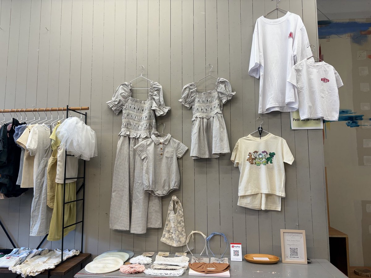 petitjardin_f's tweet photo. 本日8/24(月)はPOPUP SHOPです🌿
ベビー・キッズのお洋服や親子で着られるお洋服、小物を取り揃えております🧺🤍
夏物もまだまだご覧頂けます🌻✨
お近くの方はぜひお気軽にお立ち寄りください☺️
📍西荻のことカフェ @kotobldg
🕚11:00–17:00
#西荻窪 #韓国子供服 #子供服 #popupshop https://t.co/tvKPdYPZMH