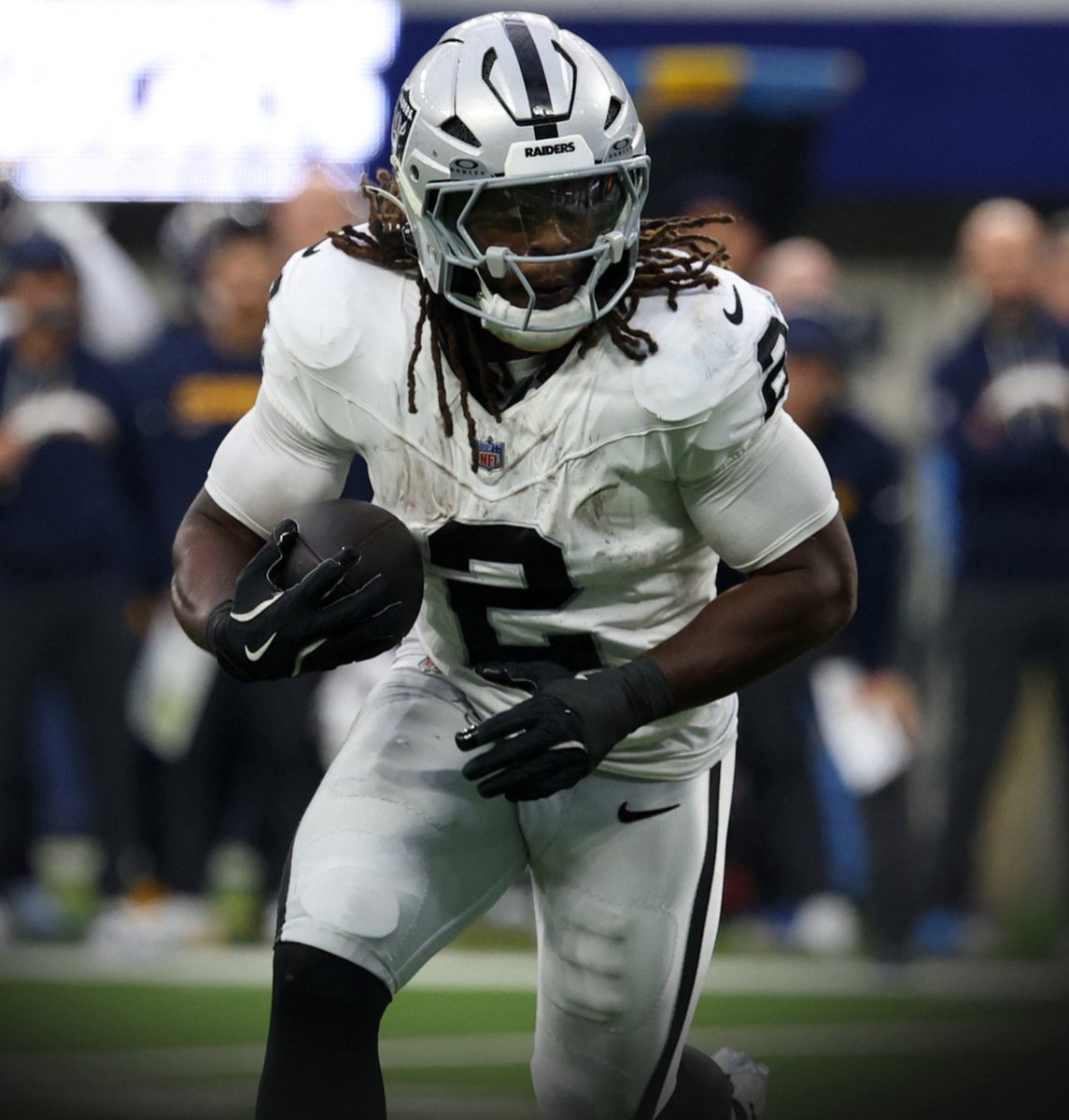 LVRaidersMex's tweet photo. Según reportes, se cree que la lesión de Ashton Jeanty es solo un esguince de tobillo

No se sabe cuándo regresa, pero se espera que no sea una lesión de mucha duración

Nos salvamos https://t.co/uba74aS9GC