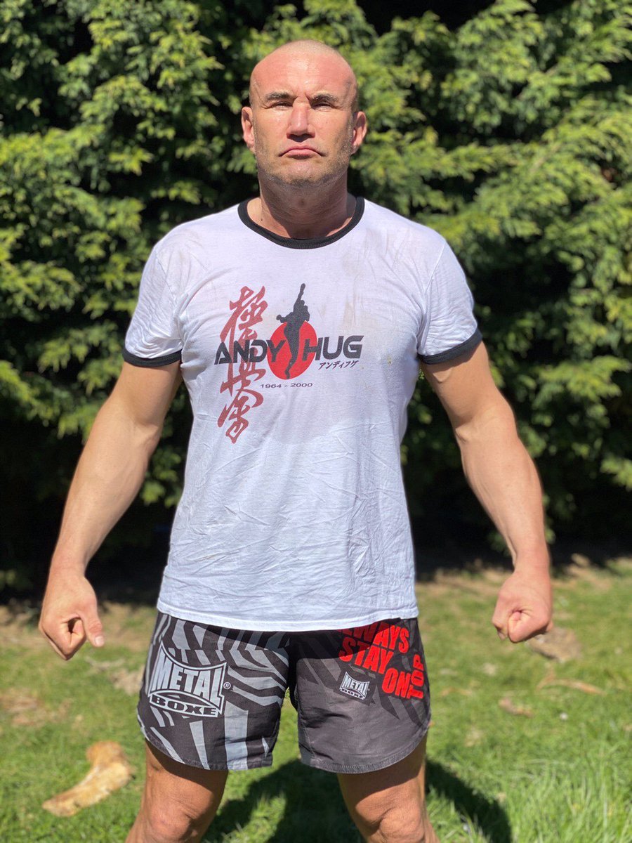 JLB_jpofficial's tweet photo. 本日8月24日は「Mr.K-1」「蒼い目の侍」「不屈の鉄人」K-1王者アンディ・フグの命日です

ジェロム・レ・バンナは26年が経つ今でもアンディTシャツを愛用してます

一昨年、ジェロム達と石井館長と弊社スタッフが京都の大徳寺・芳春院でアンディの墓参りもしました https://t.co/4orBcNzViT