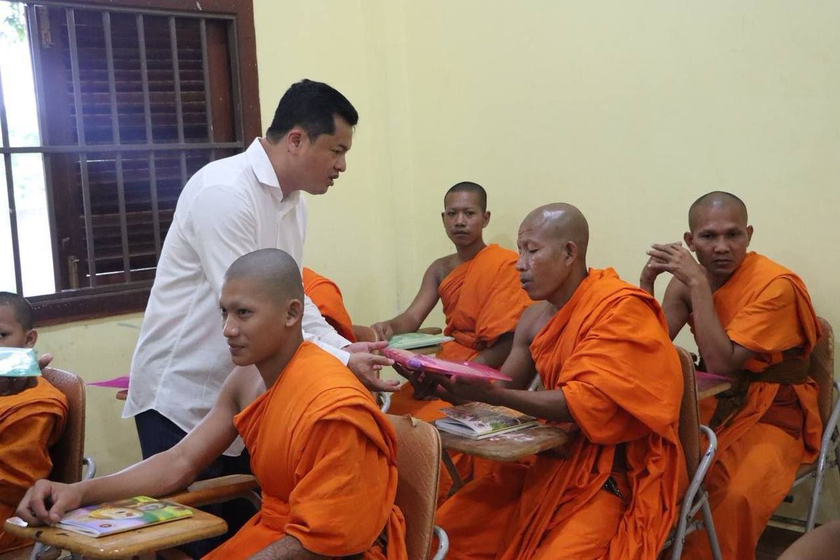AssemblyCam's tweet photo. ឯកឧត្តមបណ្ឌិត ហ៊ឺ វីរៈ អញ្ជើញចុះពិនិត្យការសិក្សារបស់សមណសិស្ស នៅវត្តច័ន្ទសូរិយា (ក្រឡាញ់)  ...

https://t.co/4N8RSIzRym https://t.co/rkzxG0zQTD