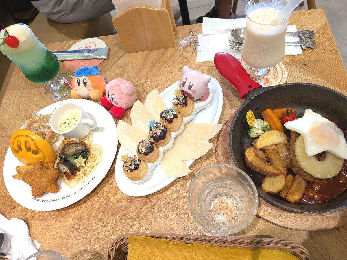 pearlruby107's tweet photo. 美味しかった〜！OSAKAのメニューも沢山食べた🥰🥰ミックスジュースは店員さんに教えてもらいながら作りました✌︎︎( ◜▿◝ ) https://t.co/wyby23SOWe