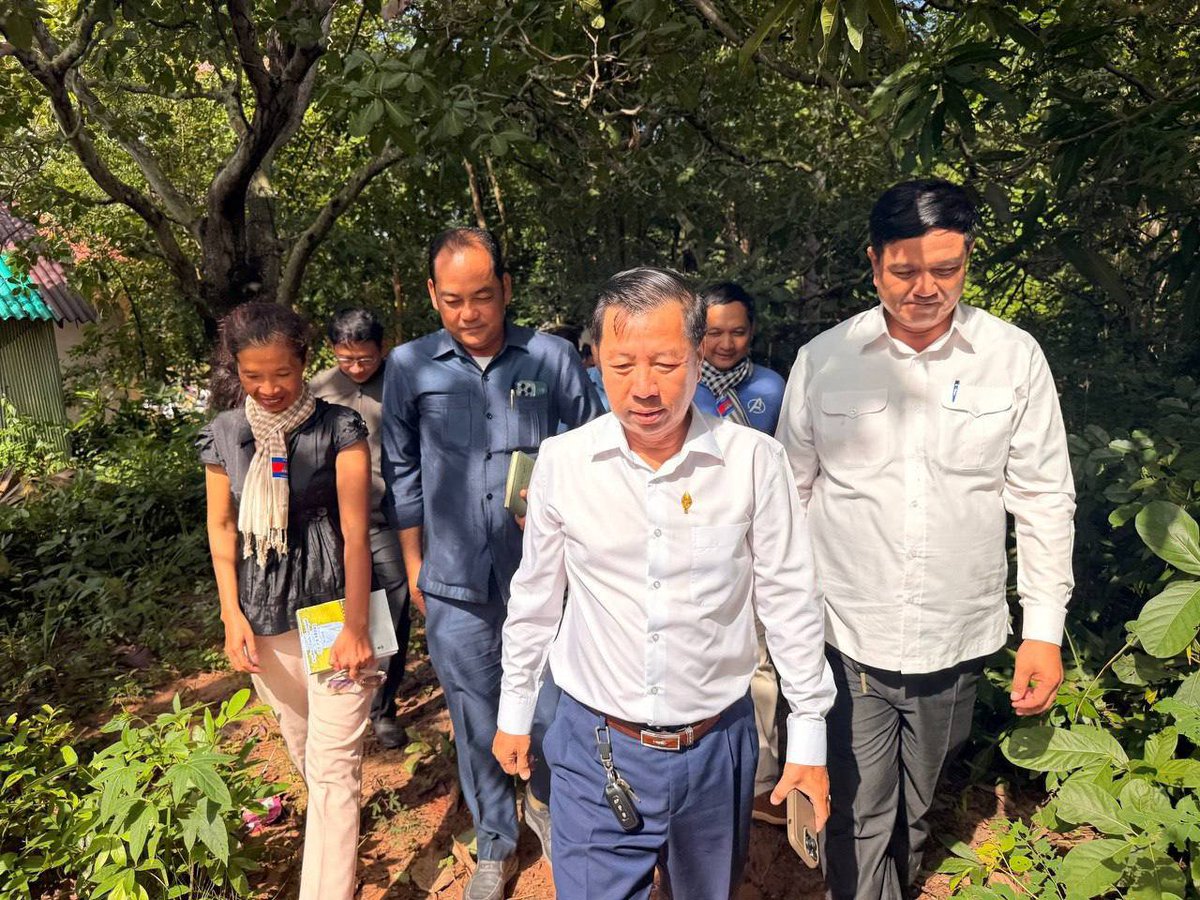 AssemblyCam's tweet photo. តំណាងរាស្ត្រមណ្ឌលខេត្តកំពត រួមជាមួយអាជ្ញាធរមូលដ្ឋាន និងពុទ្ធបរិស័ទ ចុះជួសជុលផ្លូវលំមួយខ្សែប្រវែង ���០០ម៉ែត្រ

https://t.co/o7rv39ZzBa https://t.co/xRXsZoYodu