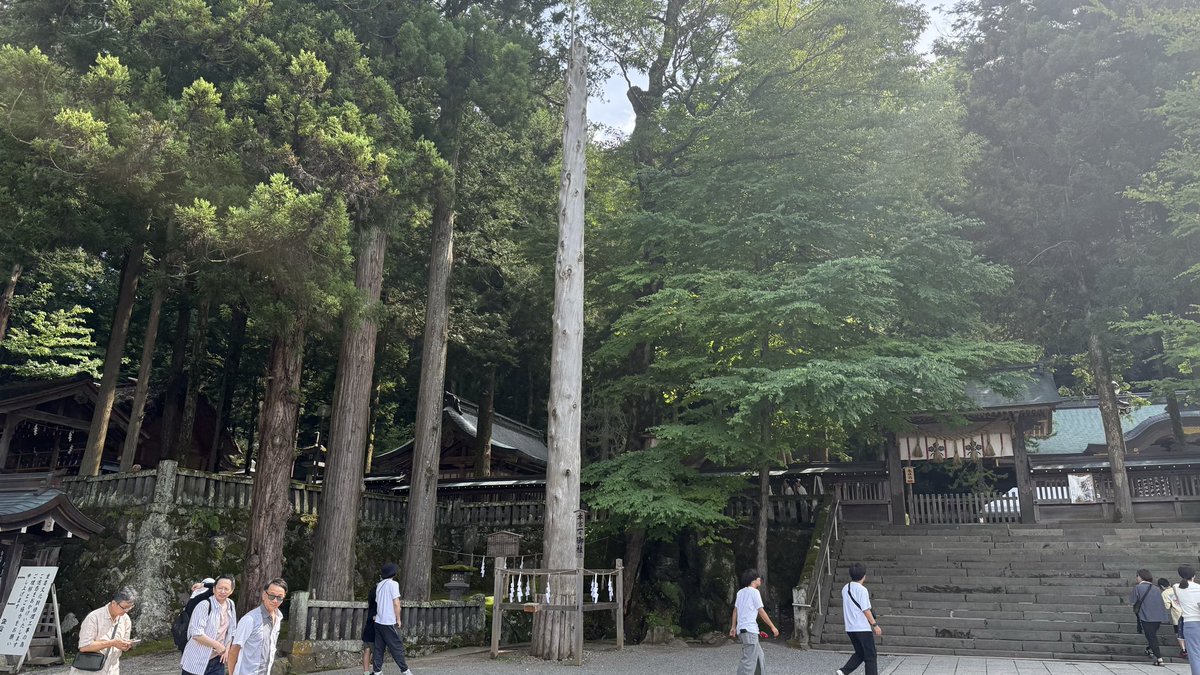 offtoninside's tweet photo. 諏訪大社上社本宮
生えてる木がとにかく全部でかい
そして逃げ若 https://t.co/DkmmJwfQ4R