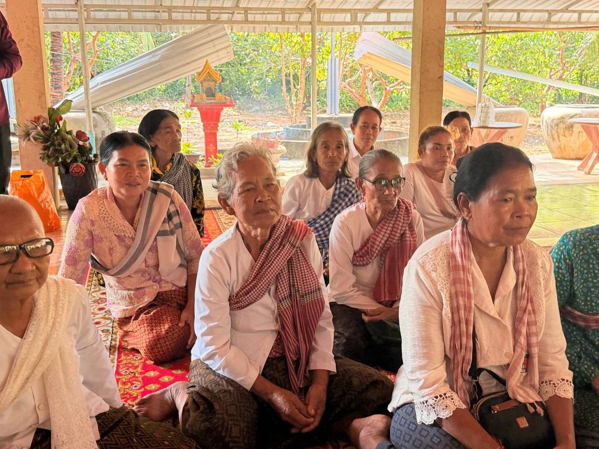 AssemblyCam's tweet photo. តំណាងរាស្ត្រមណ្ឌលខេត្តកំពត រួមជាមួយអាជ្ញាធរមូលដ្ឋាន និងពុទ្ធបរិស័ទ ចុះជួសជុលផ្លូវលំមួយខ្សែប្រវែង ���០០ម៉ែត្រ

https://t.co/o7rv39ZzBa https://t.co/xRXsZoYodu