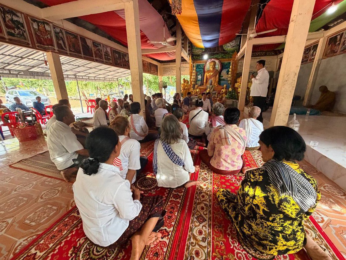 AssemblyCam's tweet photo. តំណាងរាស្ត្រមណ្ឌលខេត្តកំពត រួមជាមួយអាជ្ញាធរមូលដ្ឋាន និងពុទ្ធបរិស័ទ ចុះជួសជុលផ្លូវលំមួយខ្សែប្រវែង ���០០ម៉ែត្រ

https://t.co/o7rv39ZzBa https://t.co/xRXsZoYodu