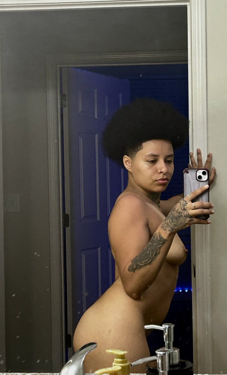 badassstud12's tweet photo. Yoo‼️My stud name "twin" tbh I'm just tryna find some dick it's been a min fr. Yes that's me, if u wanna chill, smoke &amp; fuck hmu. Pls help my page blow up by hitting that follow button, Retweet and like this post for a special surprise in DMS❤️
#dlstud #nsfw #Rt #dyke https://t.co/lAEqyAXFPC