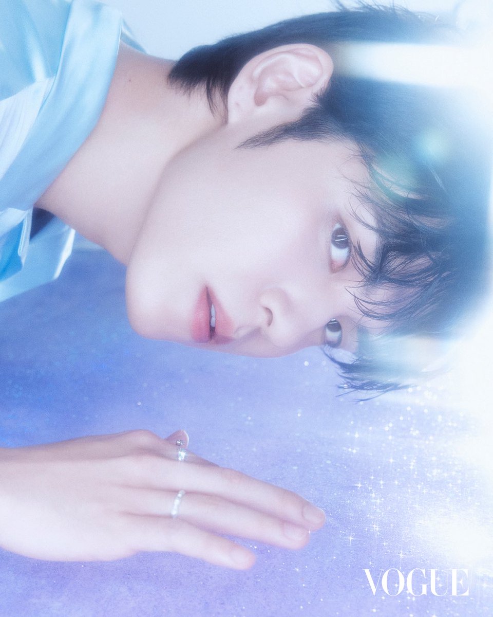 wpilislove's tweet photo. 애프터블로우 X 보그코리아 #원필 #WONPIL

THE CURIOUS BOY

작고 반짝이는 것에 자꾸만 마음이 가는 이유.

푸른빛과 핑크빛 사이, 원필이 발견한 작은 보물들. 반짝이는 원석과 하트, 그리고 애프터 블로우의 신제품 '오브제 롤 온 퍼퓸'까지. 호기심이 이끄는 대로 작은 반짝임을 좇으며 자신만의 세계를 완성합니다.

원필과 애프터 블로우가 함께 그려낸 몽환적인 순간을 만나보세요.
