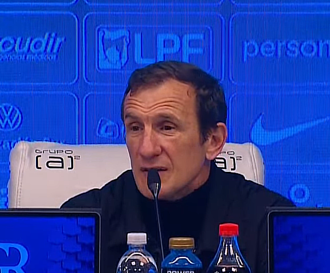 la12tuittera's tweet photo. 🗣️#Arruabarrena s/el mercado de pases:

"Hablo con el Presidente y saben lo que necesito. Hay negociaciones, es muy difícil, tenemos poco tiempo y siempre digo que el que venga será salto de calidad, no es para sumar, no quiero sumar a pesar que estamos en defensa con jugadores averiados, SI NO ES SALTO DE CALIDAD, NO CREO QUE VENGA NADIE.

Sé que critican a los centrales que tengo, pero estoy CONFORME con ellos, hablo bastante y voy a la guerra con ellos, a Ayrton (#Costa) ha estado estos días complicado con molestias y dijo presente, tiene mucho corazón, #Figal jugó un partido muy serio, son los que tengo y voy a la guerra con ellos, estoy tranquilo".
