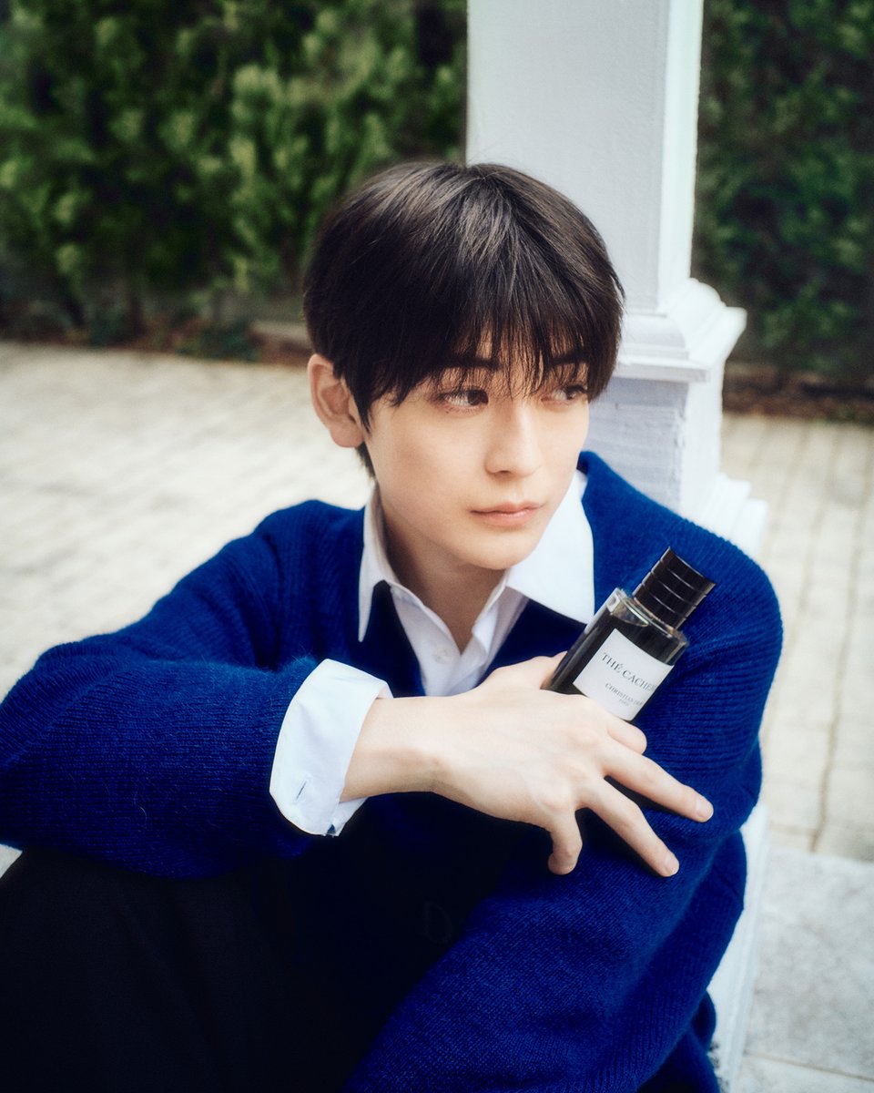 THEFASHIONPOST's tweet photo. Christian Dior (クリスチャン・ディオール) を生涯魅了したのは、日本の文化に流れる穏やかな時間だった。幼少期を過ごしたレ リュンブ邸を彩っていた浮世絵をはじめとする日本美術や伝統染織、工芸品に宿る繊細な美しさ。空間に息づく安らかさと静謐さ。クチュリエであると同時にパフューマーでもあったムッシュが愛する洗練された日本文化にオマージュを捧げ誕生したのが、Dior (ディオール) のフレグランス「ラ コレクシオン プリヴェ テ カシミア」だ。

フランス語でお茶を意味する「Thé（テ）」と「Cachemire (カシミア)」の名を持つこの香りは、日本のお茶の文化が紡いできたあたたかで親密なひとときと、ディオールのカシミアセーターに包まれた時の心地よさを思い起こさせ、私たちをぬくもりに満ちた穏やかな時間へと誘う。

今回、そんな香りの世界に触れたのは、俳優の北村匠海と高橋文哉。連続テレビ小説『あんぱん』での初共演を機にプライベートでも親交を深める二人。「テ カシミア」を纏った彼らに、二人の特別な関係について話を伺った。

#Dior #ディオール #DiorLaCollectionPrivee #北村匠海 #高橋文哉 #pr