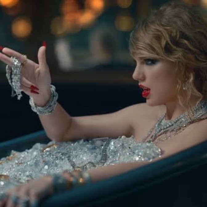 TSUpdating's tweet photo. 9 years ago today, Taylor Swift released her ICONIC comeback, ‘Look What You Made Me Do’ as the lead single off her sixth album 'reputation'. https://t.co/A6q1gPfjJ9