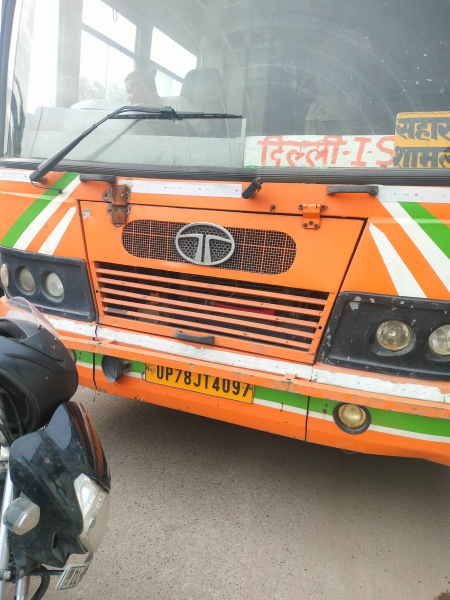 letsblowhistle's tweet photo. Daily Massive traffic jam caused by these roadways buses intentionally by stationing buses on road instead of Depot @uptrafficpolice @Upsrtcgzb @ghaziabadpolice @CMHelpline1076 @CMOfficeUP @nkgurjar4bjp @Uppolice https://t.co/lHhLtTSIXf