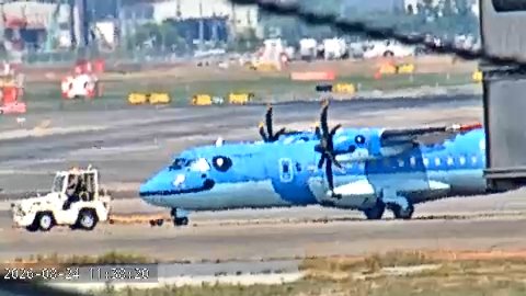 4iuv3KDdMn1YDx5's tweet photo. C130も飛来
KCには沢山の隊員さんが乗り込み
先週C130が運んできたコンテナも積込みました
整備の🐬みぞかちゃんは沖へ
#福岡空港ライブカメラ
#福岡空港
#FukuokaAirport 
#春日基地
#KC767  #C130 
#天草エアライン https://t.co/Mw0LHffTVM