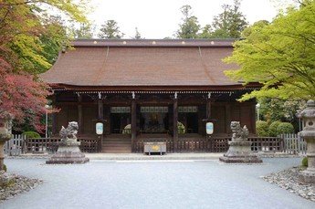 nishinoakihiro's tweet photo. 今、僕の地元・川西がとあるニュースで揺れております。

これ、事の本質を理解すれば本当にとんでもないニュースなので、今日は「川西で今、何が起きているか？」を分かりやすく解説したいと思います。
　
極めてセンシティブな内容で、まだ解明されていないことだらけなので、僕の意見��一切挟まずに、「現時点で分かっている事実」と、「川西で流れている噂」だけをお伝えします。

兵庫県川西市には清和源氏発祥の地として知られる『多田神社』という神社があります。
国の史跡にも指定される歴史的な場所で、川西市民全員がお世話になっている場所です。

その多田神社の土地に、このたび、16億円を上限とする根抵当権（ねていとうけん）が設定され、競売手続きに入っていて、そして、この根抵当権を結んだ宮司は急逝した（今年、突然亡くなった）という驚くべきニュースが報じられました。
　
「そもそも根抵当権って何？」という方がほとんどだと思うので、根抵当権について簡単に説明します。
　
「抵当権」という言葉は耳にしたことがありますよね？
不動産などの資産を担保にしてお金を借りる際に���定される権利のことです。
　
「ウチの田舎の土地を担保に入れますんで、1000万貸してください」というアレです。
　
それで「1000万円＋利息分」を返せば、担保に入れた土地というのは再び自分のモノになるのですが、「再び自分のモノになった土地」を担保に、またお金を借りたりすることもあるじゃないですか？
　
そして、また「1000万円＋利息分」を返して、またまた土地を取り戻して、またその土地を担保にお金を借りる…を繰り返すのって面倒くさい！
　
そこで「根抵当権」というのが生まれたんですけども、根抵当権というのは、1回の借入に限らず、「一定の範囲内であれば、何度でも借入OKっすよ」というものなんです。
　
今回、多田神社の約5万平方メートルの土地に設定された根抵当権では、最大で16億円の借入が可能とされたそうです。
　
つまり、「16億円以内であれば、何度でも借り入れOKっす」という約束を結んだわけですね。

さて、この件で不可解な点がいくつかあります。
　
まず1つ目は、借入の目的が不明確であること。
　
16億円という巨額の資金が何のために必要だったのかが明らかになってないんです。
　
神社運営や修繕のためであれば、通常はもっと透明な手続きが行われるのですが、神社関係者の誰もが、この根抵当権のことは寝耳に水だったんです。
　
つまり16億円の使い道は急逝した宮司しか知らない。
　
ちなみに地元民の間では、急逝した当時の宮司が個人的に作った借金（博打で作った借金）のために神社の土地を担保にしたのではないかと言われています。
　
2つ目の不可解な点は、借入のタイミングと急逝した宮司との関係です。
　
根抵当権が設定された時期（つまりお金を借りた時期）を見てみると、2023年9月15日から2024年2月21日の約5か月間にかけて、4回に分けて設定されています。
　
2024年2月21日に最後の借り入れをして、その1週間後に宮司が急逝しています。
　
この短期間で16億円もの根抵当権が設定され、その直後に宮司が急逝している。
　
これは「偶然」と考えるにはあまりにも不自然です。
　
急逝が借入とどのように関係しているのか？
ここはまだ明らかになっていません。
　
3つ目の不可解な点は、神社関係者への説明が全く行われていなかったことです。
　
この土地の担保設定について、他の神社関係者には何の説明���なく、契約書すら残されていないそうです。
　
通常、宗教法人が大きな決定を行う場合、内部の合意形成が必要なはずで、なぜこうしたプロセスが省略されたのか、非常に謎です。
　
4つ目の不可解な点は、債権者の構成です。
　
今回の根抵当権の債権者には、不動産仲介業者、飲食業者、中古車販売業者など、神社と直接的な関係が見えない業種の企業が名を連ねています。
　
なぜこれらの業者が神社の土地に関与することになったのか、その背景が不透明です。
　
今回の事件は、多田神社だけの問題ではありません。
これは、宗教法人が抱える財産管理やガバナンスの課題を浮き彫りにしています。
　
宗教法人は、その特性上、外部からの監視が弱いと言われています。
多くの神社やお寺が透明性を欠いた運営を行う中で、このようなトラブルが発生するリスクは多田神社以外でも常に存在しています。
　
この問題は、「歴史的価値の高い場所をいかに守るか？」という問いを突き��けています。
　
文化財や宗教施設がどのように管理されているのかを僕たちはもっと関心を持つ必要があるのかもしれません。