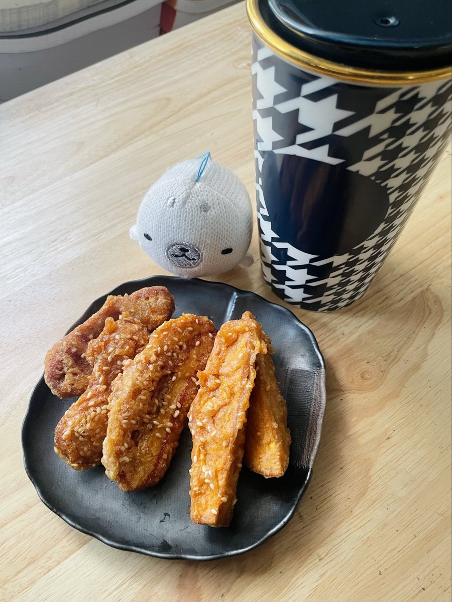 tamon_huiyong's tweet photo. เติมกาแฟกัน วันนี้มีกล้วยทอดกับมันทอดมาเสริ์ฟ ใครชอบอันไหนหยิบได้เลย ( ˘ ³˘)♥
#GooDCoffee
#GooDTime
#GooDDay https://t.co/2LA03jkRW2
