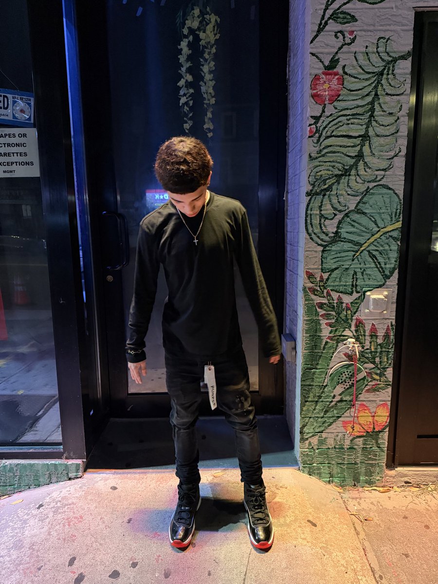 Eli2Packedup's tweet photo. Clothes off             Vs.     Clothes on https://t.co/vVvoujMpv1