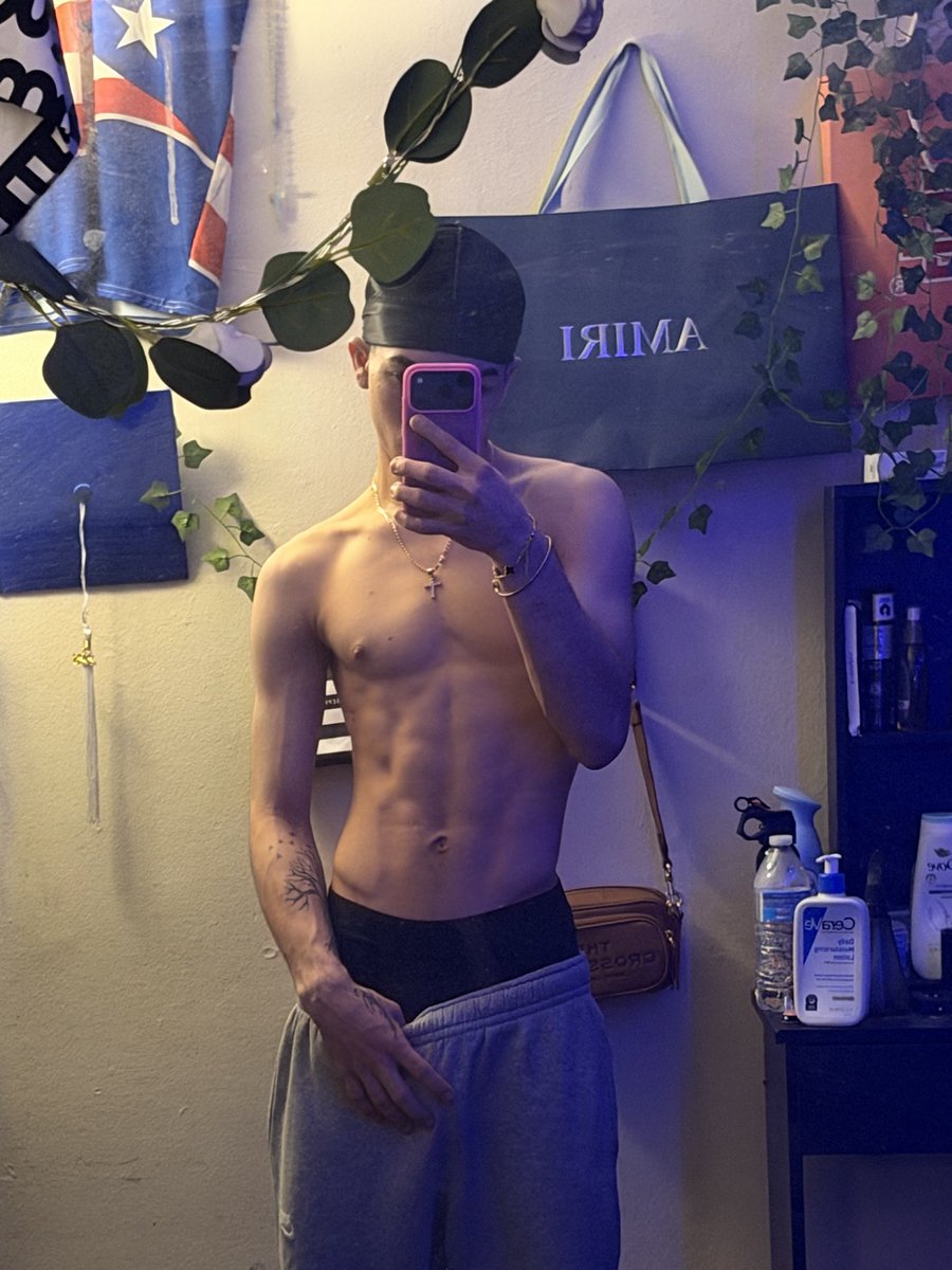 Eli2Packedup's tweet photo. Clothes off             Vs.     Clothes on https://t.co/vVvoujMpv1