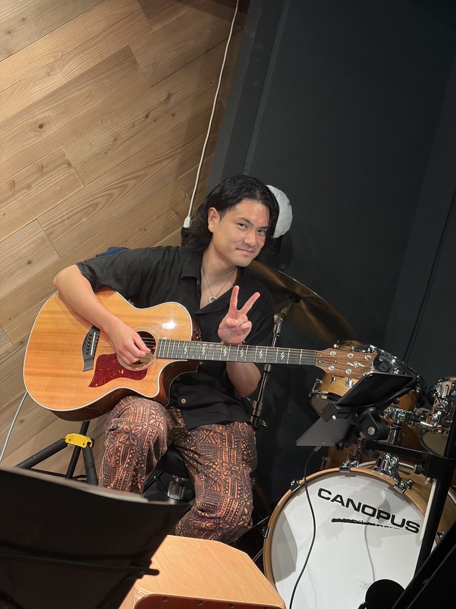shunshun008's tweet photo. 昨日は【エウレカボイトレスタジオ】の発表会でギター弾かせていただきました🎸

とても和やかな雰囲気の中アコースティック編成でサポートさせていただきました！

皆様堂々と歌われていて素敵でした！
ありがとうございました🙇
※（写真は講師演奏でのシーンです🍻 https://t.co/Jm62ogRbXB