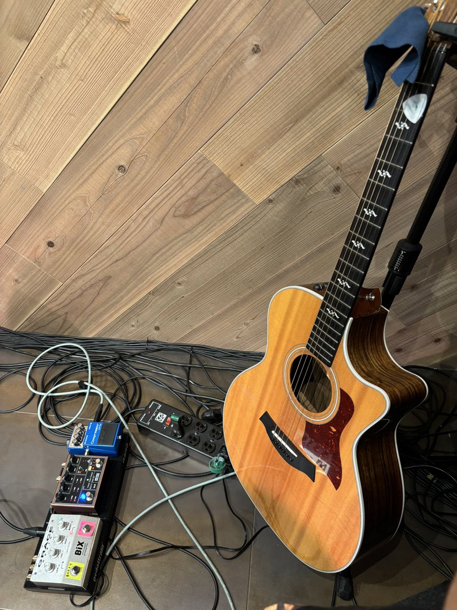 shunshun008's tweet photo. 昨日は【エウレカボイトレスタジオ】の発表会でギター弾かせていただきました🎸

とても和やかな雰囲気の中アコースティック編成でサポートさせていただきました！

皆様堂々と歌われていて素敵でした！
ありがとうございました🙇
※（写真は講師演奏でのシーンです🍻 https://t.co/Jm62ogRbXB
