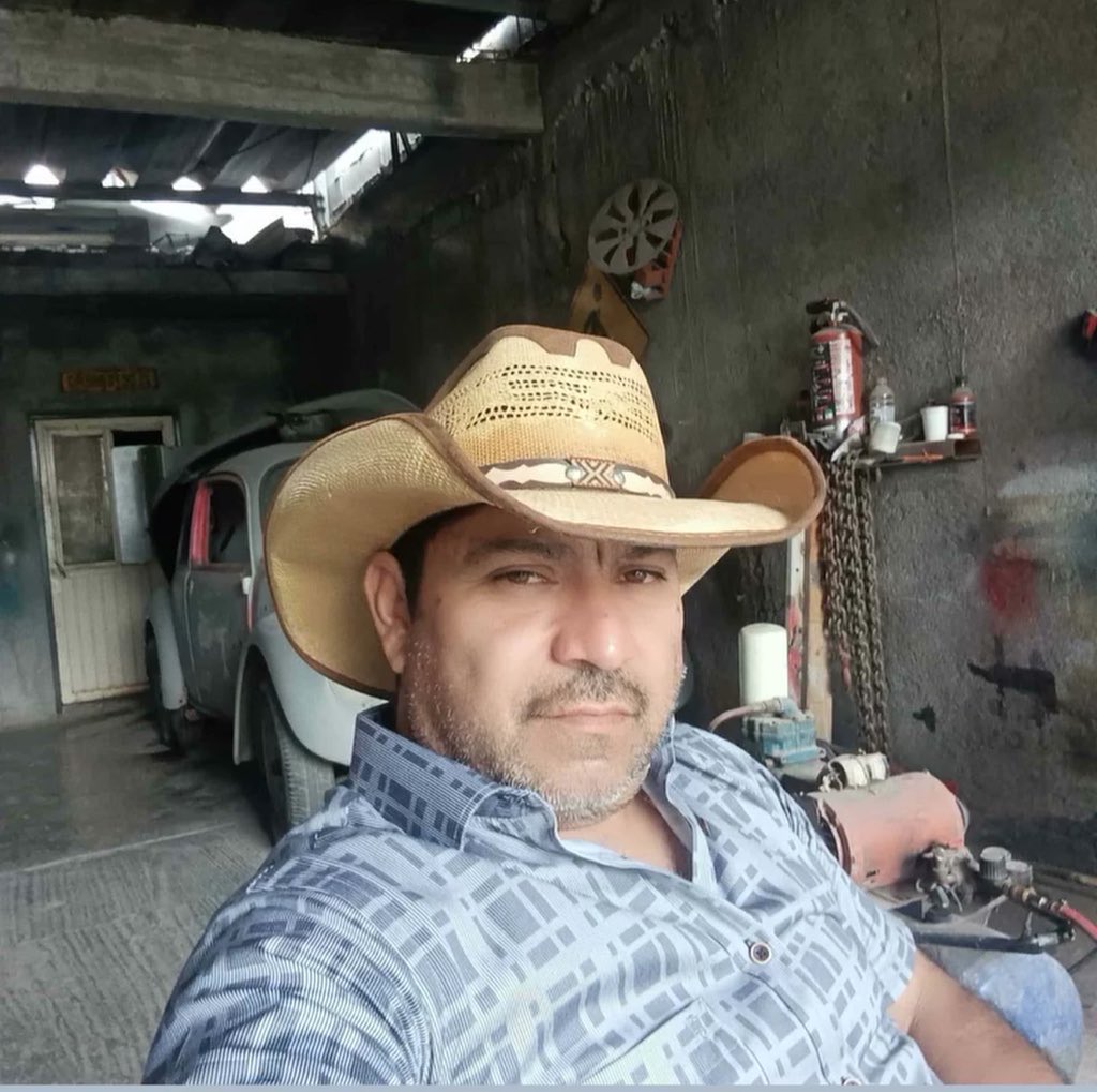 Fabianhpmx's tweet photo. Rico macho maduro le encanta pegarse sus buenas deslechadas❤️😘 si quieres ver como avienta leche  únete al grupo de Telegram a un pequeño costo $ mándame mensaje privado para unirte al mejor grupo de puros maduros ricos https://t.co/avQWw4p13V