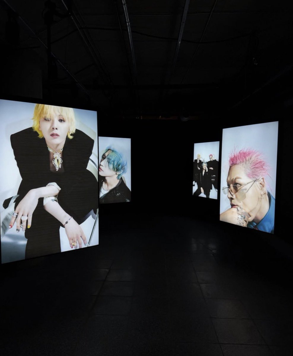 jiyongvamp's tweet photo. NEW XX : COSMOS EXHIBITION PICTURES 💛😭

#BIGBANG #빅뱅 https://t.co/68KcgtrLaj
