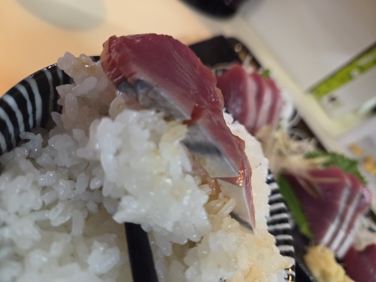 benben2106yanky's tweet photo. 石岡市☆旭月苑♪鰹の刺身定食1500円♪蕎麦屋激込みでまた此方‼️とんかつはぁ重いなぁ…メカジキ🤔👀鰹🤩1発確定🌈皮大丈夫ですか…❓大丈夫に決まってるジャン🤣🫚🧄醤油をペタペタご飯も旨い鰹も旨い🥇🎃と🍆の煮物これもまた良いねぇ〜💕鰹刺茗荷シソ大根ツマを一緒にパクパクと完食満足😍👌💯御馳走様でしたm(_ _)m